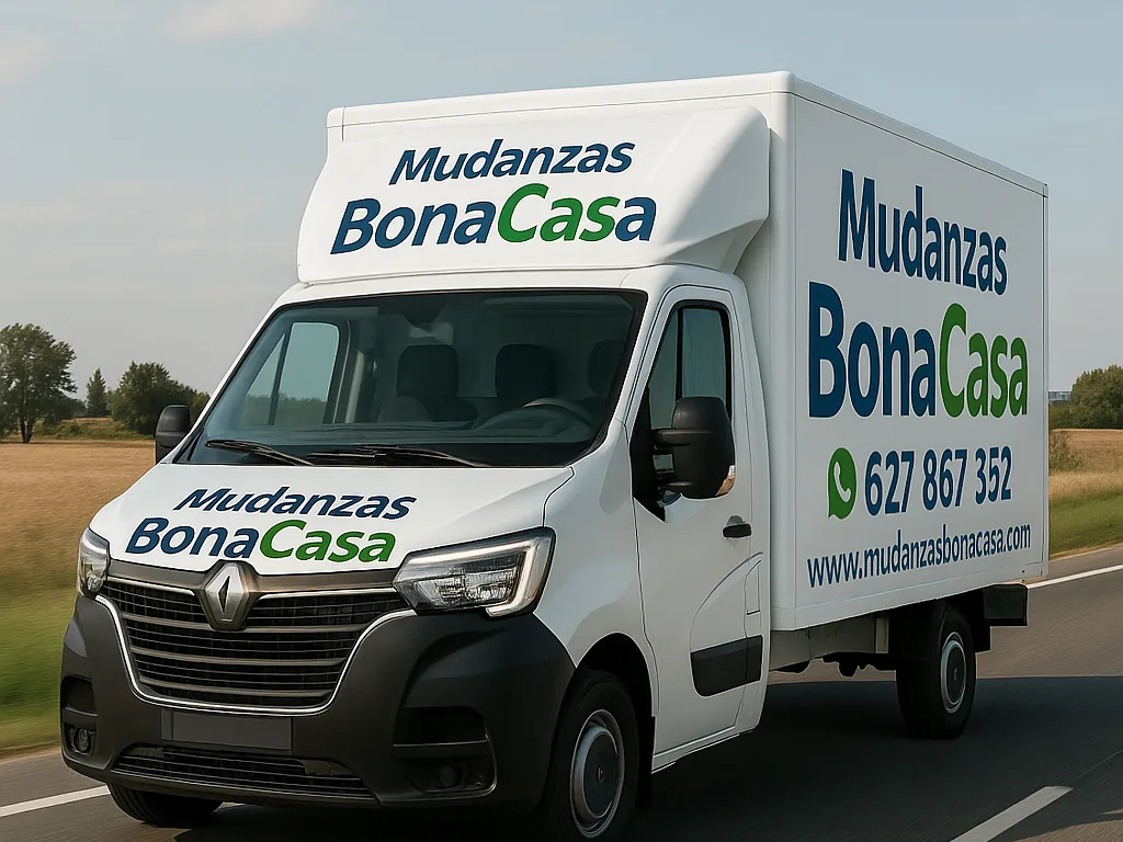 Camión de Mudanzas Bonacasa en la carretera, en la sierra de Madrid